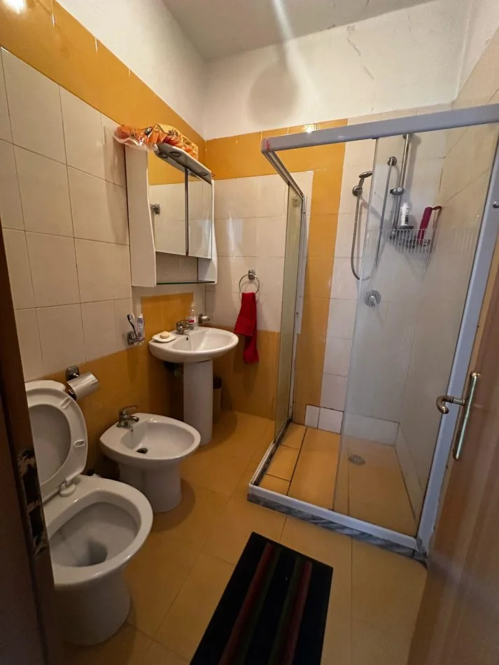Tirane, jepet me qera apartament 2+1+Ballkon Kati 2, 140 m² 700 € 