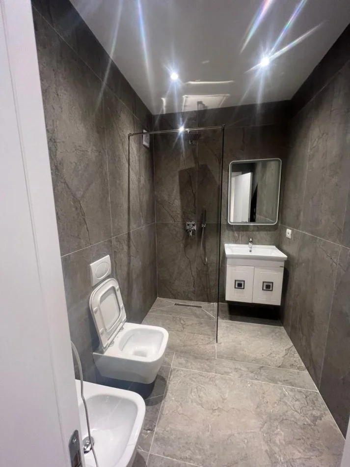 Tirane, jepet me qera apartament 2+1+Ballkon Kati 5, 105 m² (Prane KIKA 2)