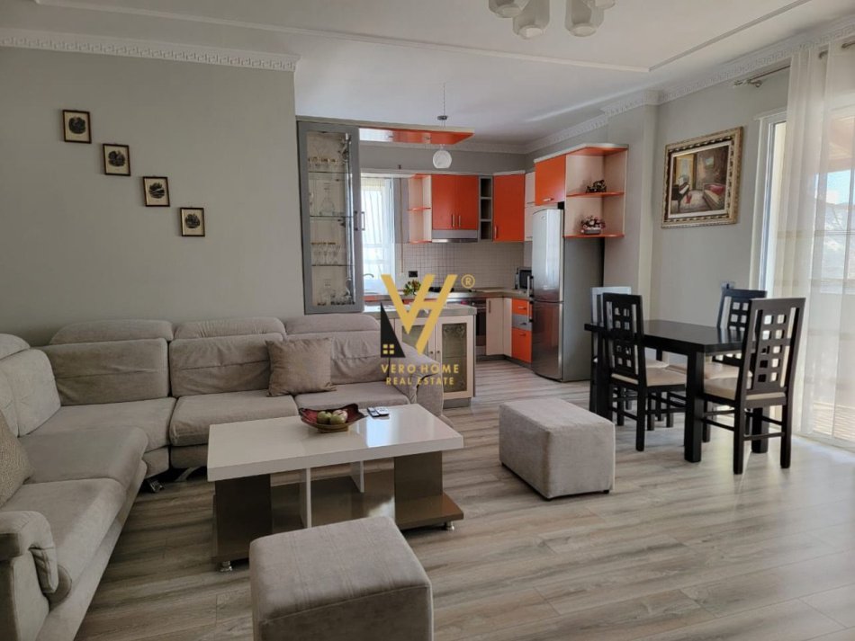 Tirane, jepet me qera apartament 2+1+Ballkon Kati 5, 110 m² 900 € (KOMUNA E PARISIT)