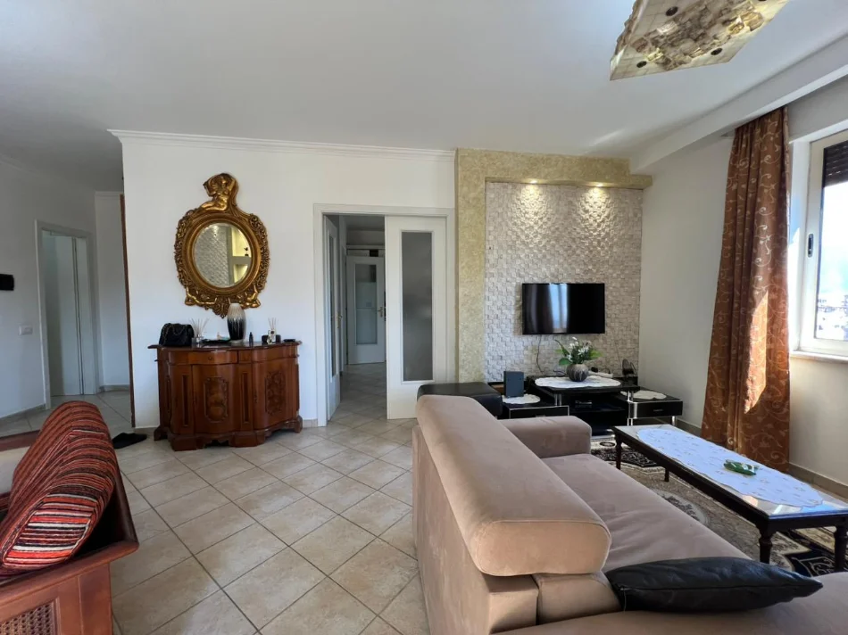 Tirane, jepet me qera apartament 2+1+Ballkon Kati 10, 140 m² 750 € (Shkolla Sami Frasheri, Rruga Barrikadave)