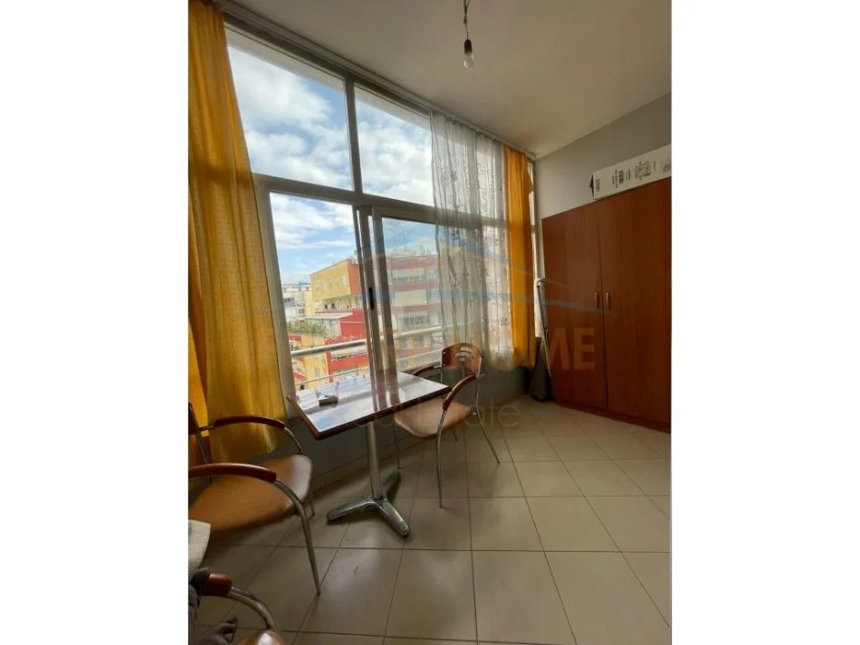 Qera,Garsoniere,Unaza e Re