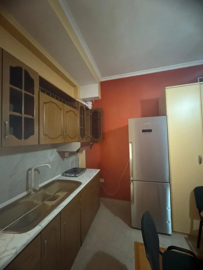 Tirane, jepet me qera apartament 1+1+Ballkon Kati 3, 60 m² 350 € (prane Shkolles Marin Barleti)