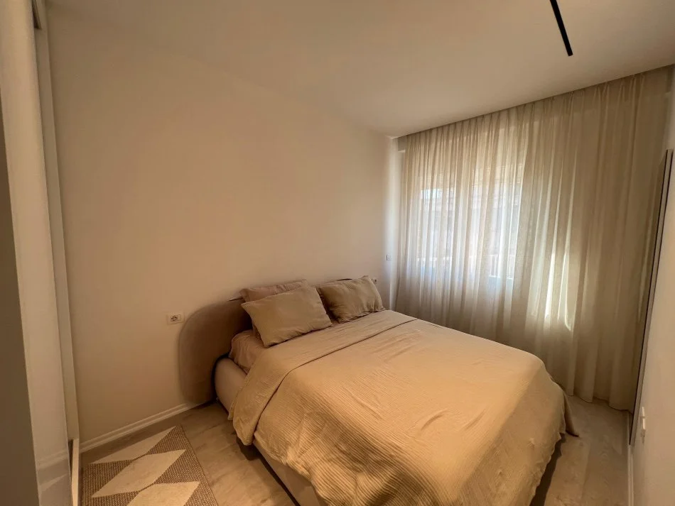 Tirane, jepet me qera apartament 2+1 Kati 4, 92 m² 700 € (Rruga 5 maji)