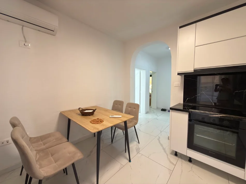 Tirane, jepet me qera apartament 1+1+Ballkon Kati 4, 87 m² 700 € (Rruga Elbasanit)
