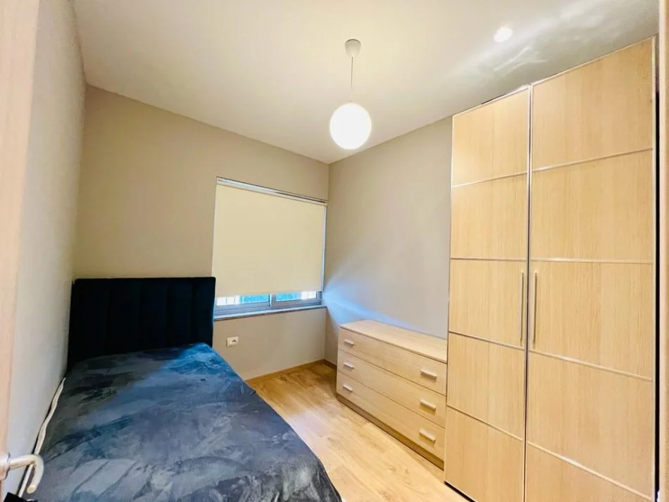 Tirane, jepet me qera apartament 2+1+Ballkon Kati 10, 90 m² 700 € (Komuna e Parisit)