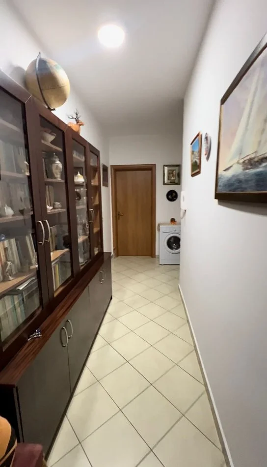 Tirane, jepet me qera apartament 1+1+Aneks+Ballkon Kati 5, 75 m² 450 € (Kristal Center)