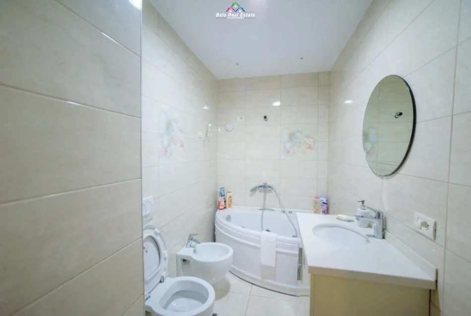 Tirane, jepet me qera apartament 1+1+Ballkon Kati 5, 105 m² 900 € (rruga Vllazen Huta)