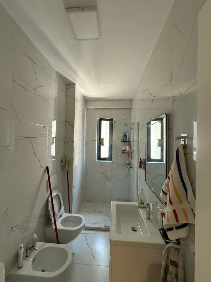 Tirane, shitet apartament 1+1+Ballkon Kati 1, 67 m² 195.000 € (Ne Porcelan, rruga Xhanfize Keko, kompleksi Green Harmony)