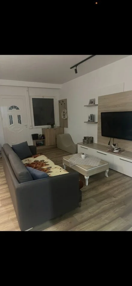 Tirane, jepet me qera apartament 1+1 Kati 1, 70 m² 470 € (prane Stacionit Trenit)