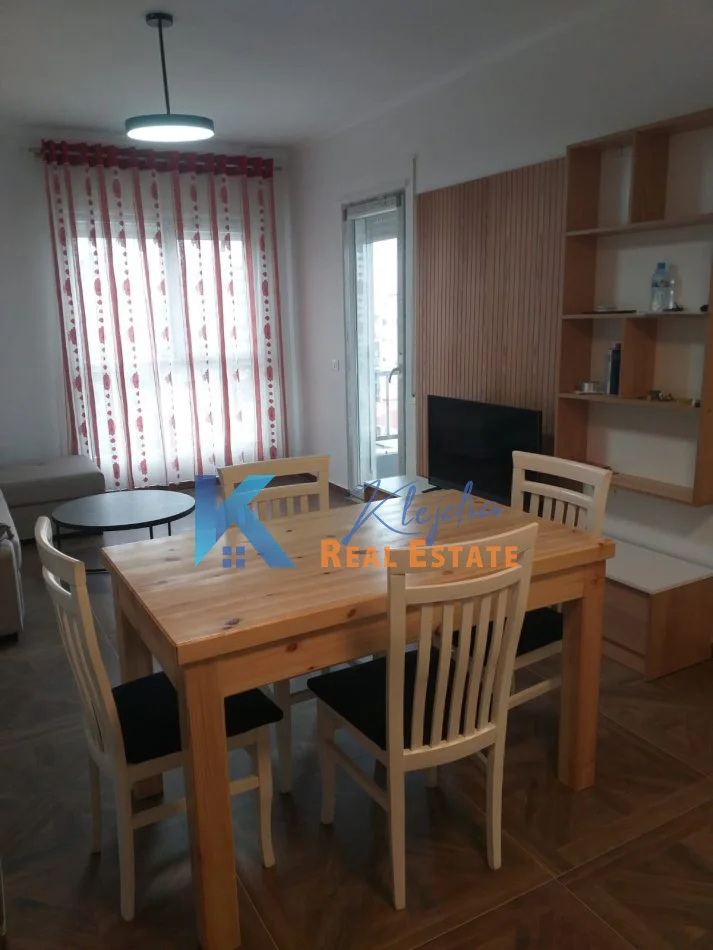 Tirane, jap me qera apartament 1+1+Ballkon Kati 6, 60 m² 450 € (Rruga 5 Maji, afer shkolles Tirana Jone)