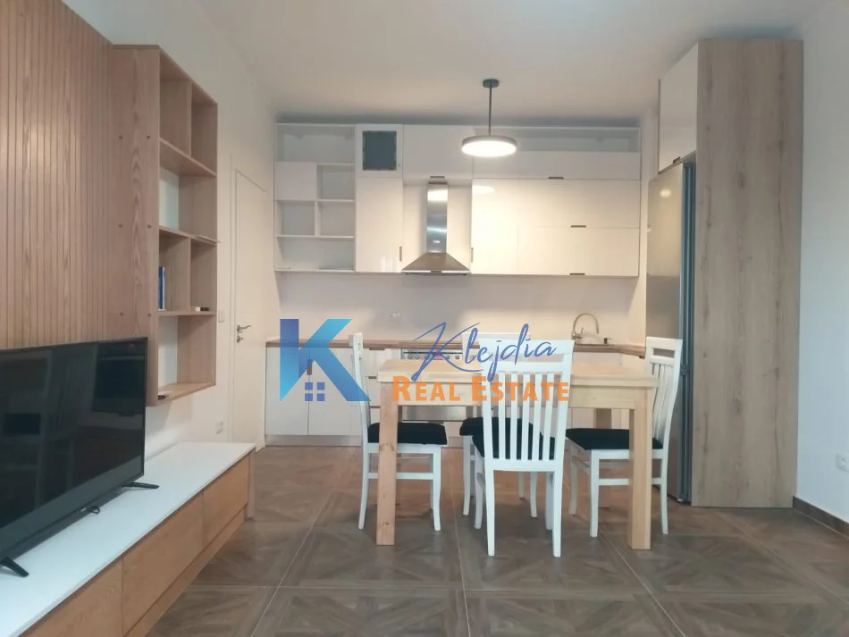 Tirane, jap me qera apartament 1+1+Ballkon Kati 6, 60 m² 450 € (Rruga 5 Maji, afer shkolles Tirana Jone)
