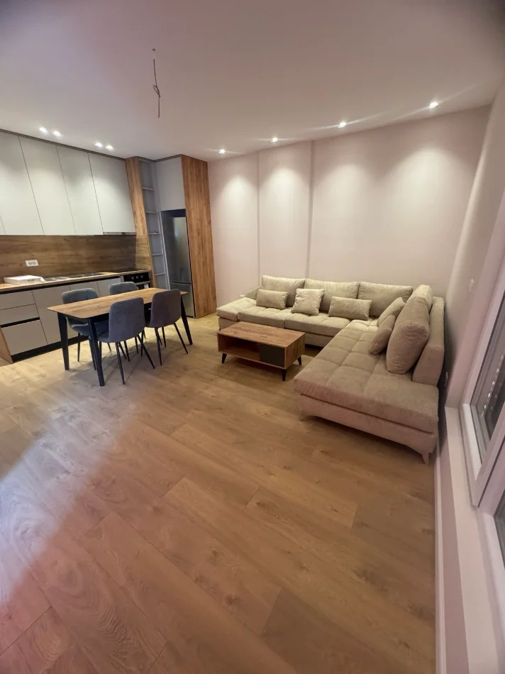 Tirane, jepet me qera apartament 1+1+Ballkon Kati 3, 64 m² 650 € (jordan misja)