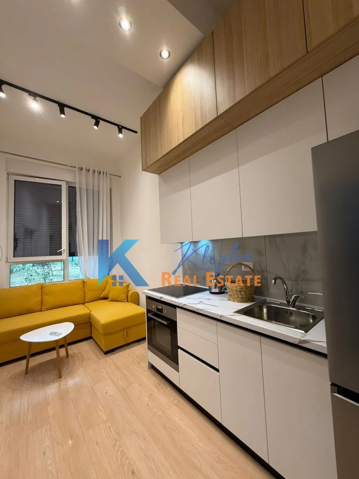 Tirane, jap me qera apartament 1+1+Ballkon Kati 0, 45 m² 500 € (21 Dhjetori, Kompleksi Kontakt)