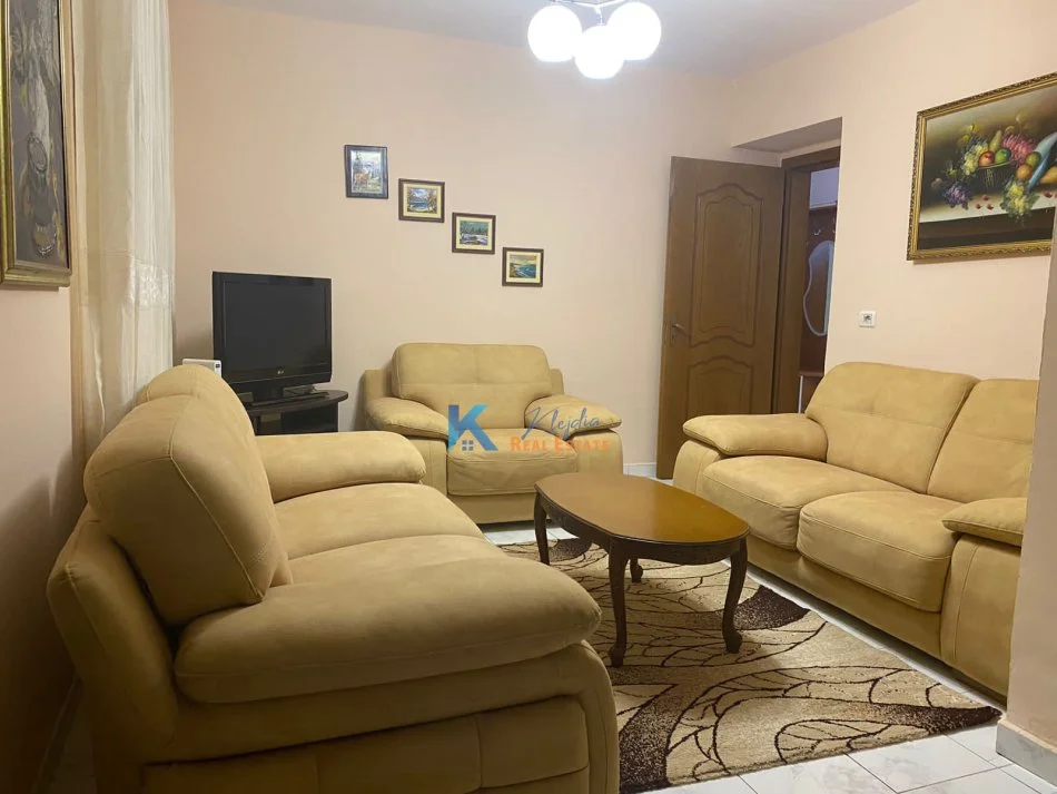 Tirane, jap me qera apartament 1+1+Ballkon Kati 1, 65 m² (Rruga Bardhyl)