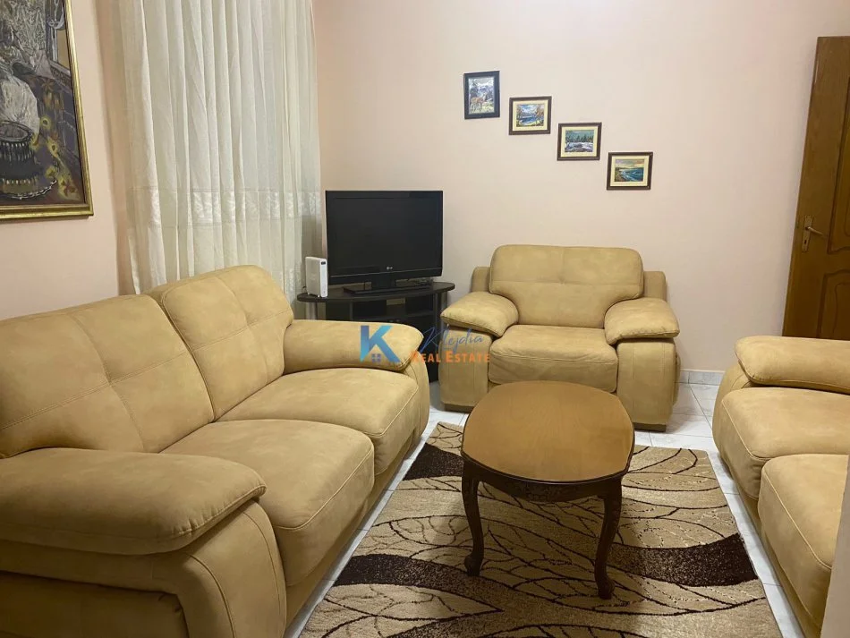 Tirane, jap me qera apartament 1+1+Ballkon Kati 1, 65 m² (Rruga Bardhyl)