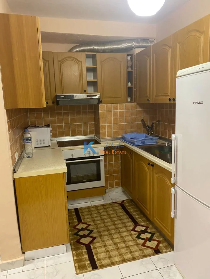 Tirane, jap me qera apartament 1+1+Ballkon Kati 1, 65 m² (Rruga Bardhyl)