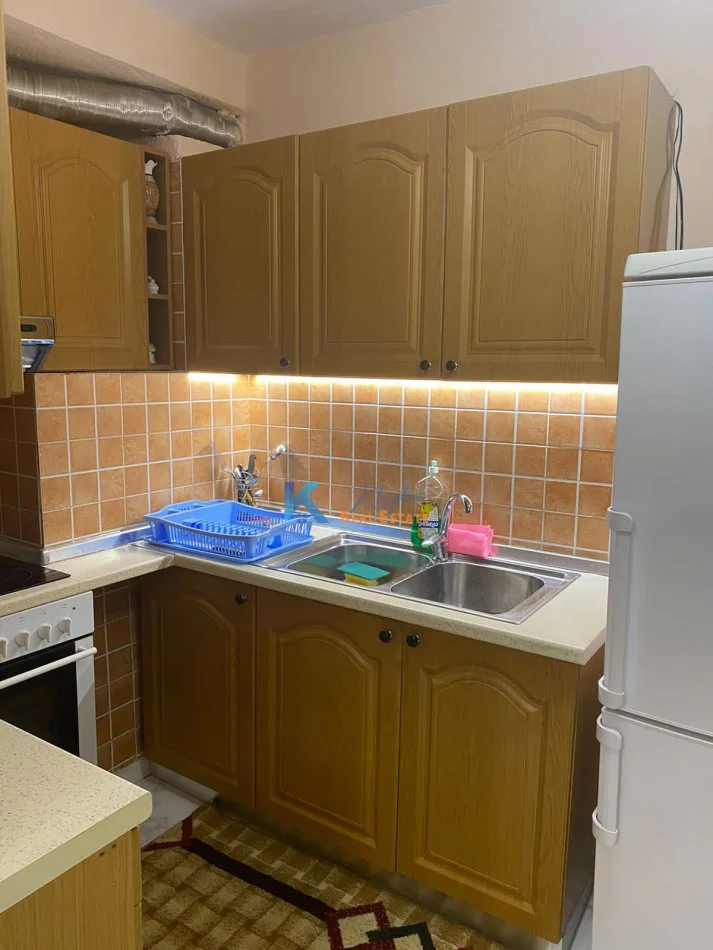 Tirane, jap me qera apartament 1+1+Ballkon Kati 1, 65 m² (Rruga Bardhyl)