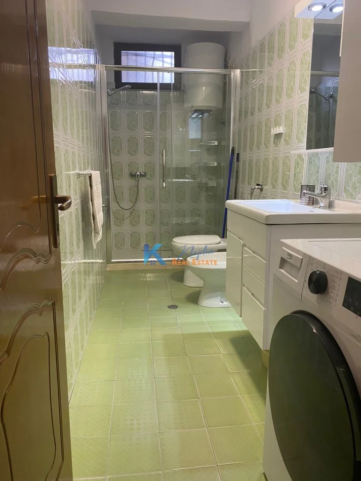 Tirane, jap me qera apartament 1+1+Ballkon Kati 1, 65 m² (Rruga Bardhyl)