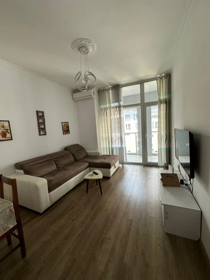 Tirane, jepet me qera apartament 2+1 Kati 4, 90 m² 800 € (kika 2, komuna e parisit)