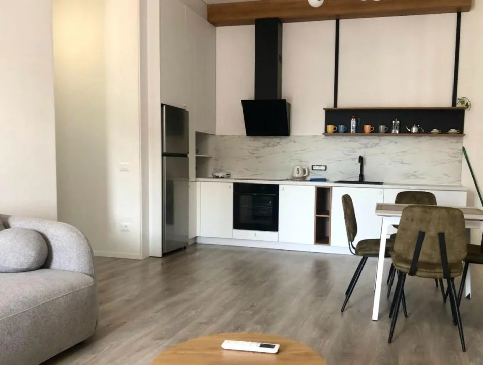 Tirane, jepet me qera apartament 1+1+Ballkon Kati 3, 1.100 m² 1.100 € (Kompleksi Delijorgji, Rruga e Kavajës)