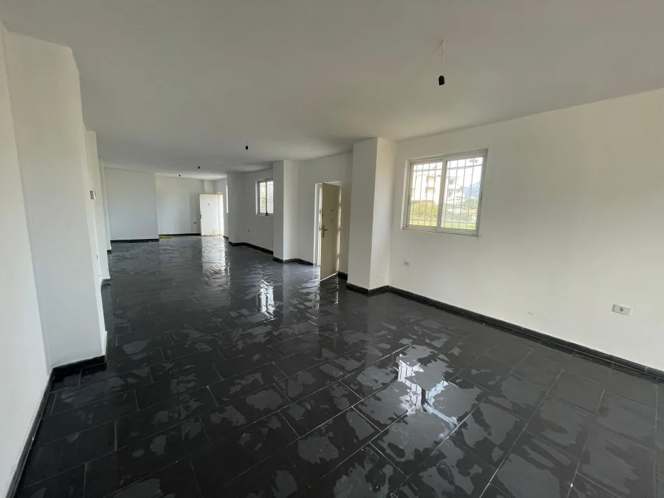 Tirane, jepet me qera ambjent biznesi Kati 0, 120 m² 900 € (Bulevardi i Ri)