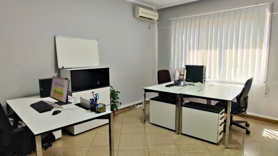 Tirane, jepet me qera ambjent biznesi Kati 2, 130 m² 1.200 € (Rruga e Elbasanit)