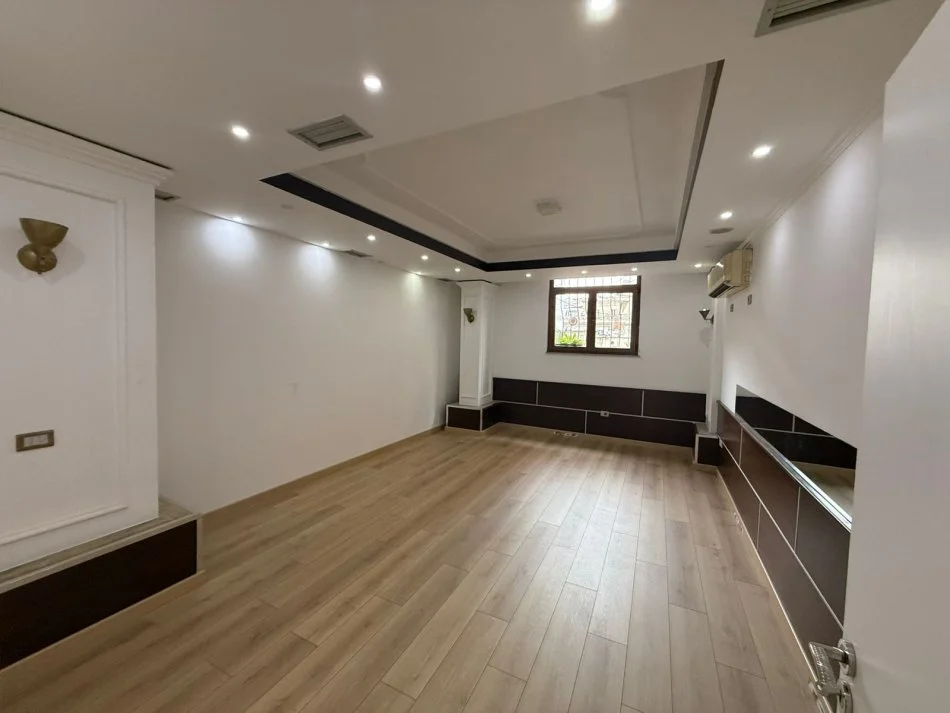 Tirane, jepet me qera ambjent biznesi Kati 0, 113 m² 1.000 € (Vasil Shanto)