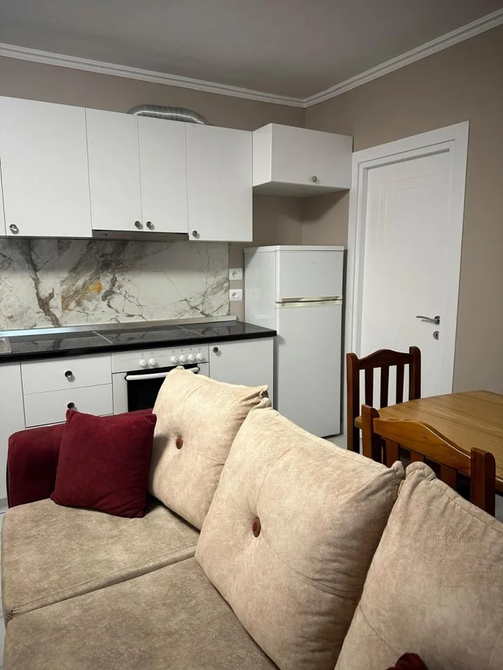 Tirane, jepet me qera apartament 1+1 Kati 2, 60 m² 400 € (Sauk I Ri)