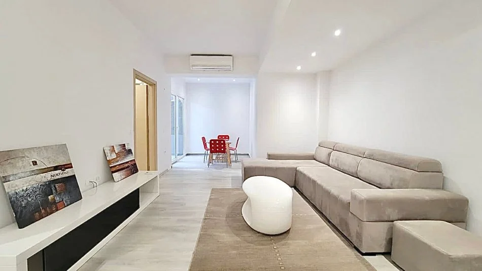 Jepet me qera 1+1 tek Kopshti Botanik ne Pallat te Ri me Ashensor | Mobilim dhe Investim i Ri | Parket