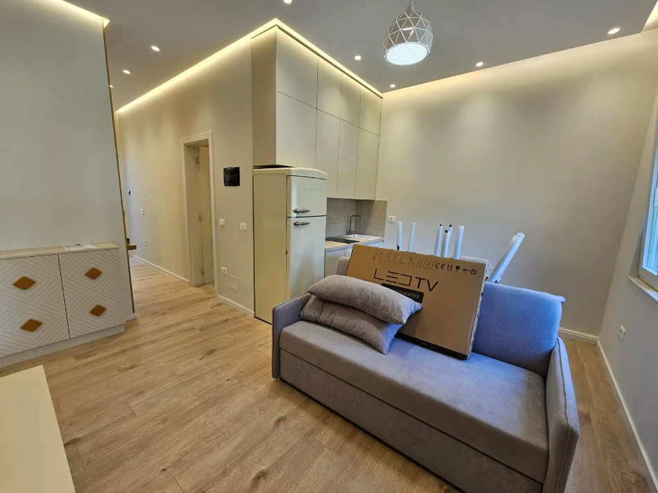 Tirane, jepet me qera apartament 1+1+Ballkon Kati 1, 55 m² 670 € (QENDER)