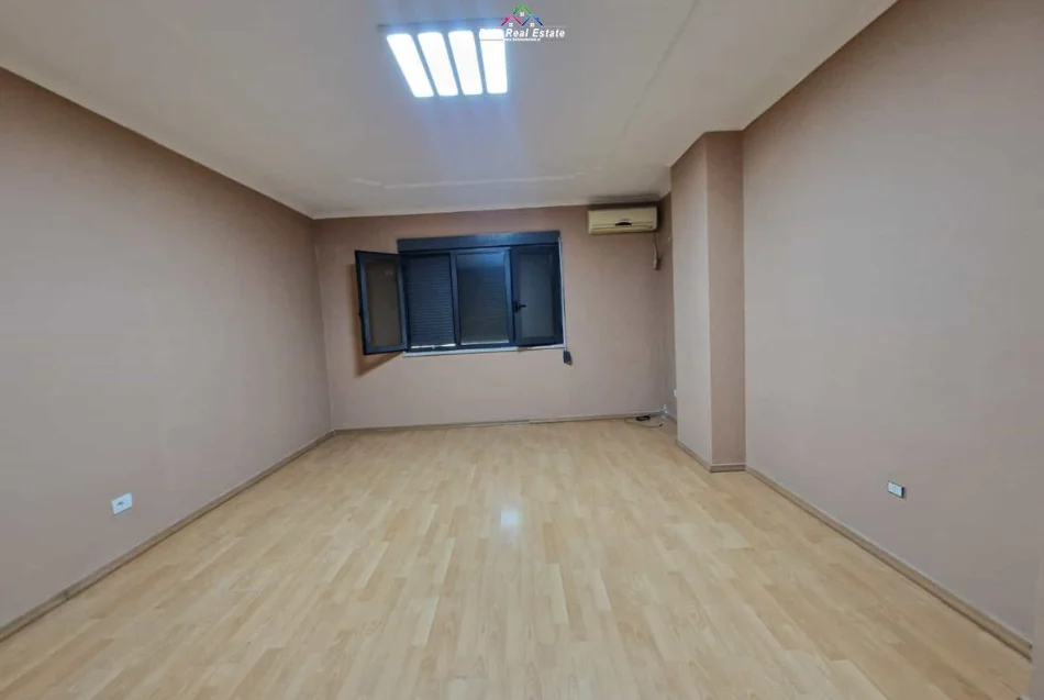 Tirane, jepet me qera zyre Kati 3, 160 m² 1.270 € (qender)