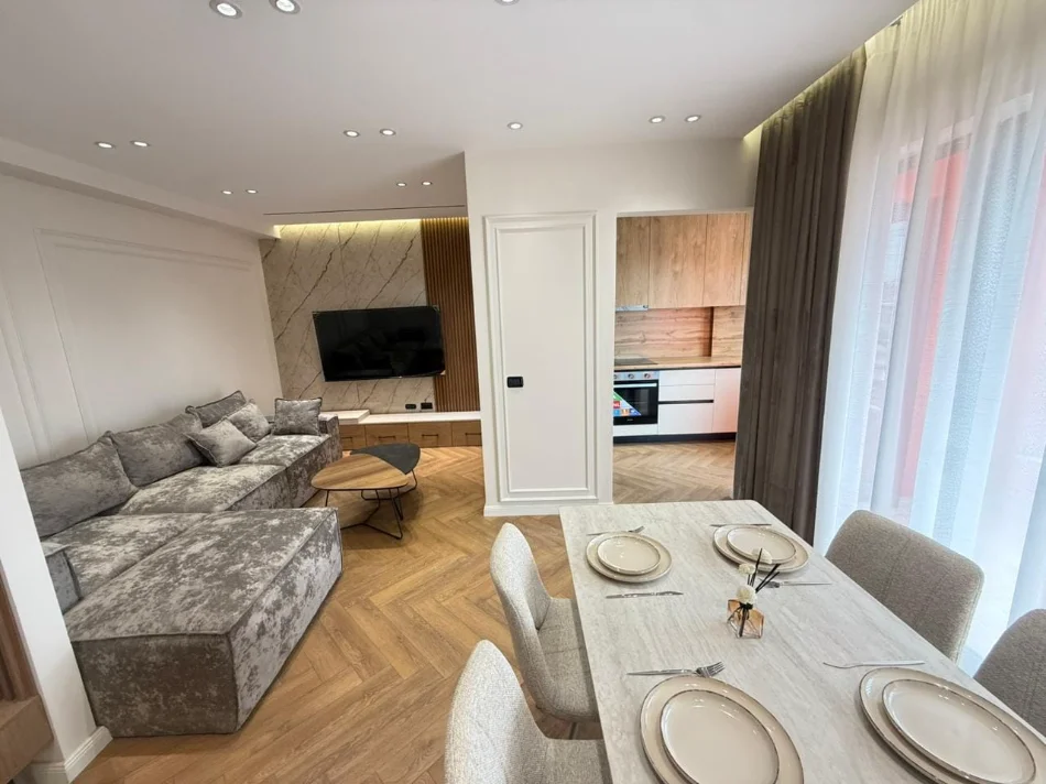 Tirane, shitet apartament 2+1+Ballkon Kati 7, 101 m² 265.000 € (pallati me shigjeta)