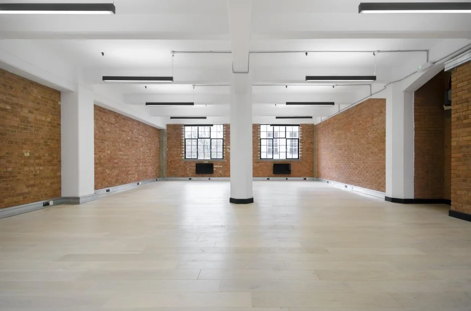 Tirane, jepet me qera dyqan Kati 0, 2.500 € (Fusha e Aviacionit)