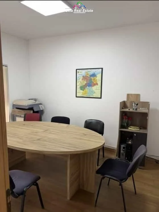 Tirane, jepet me qera zyre Kati 2, 61 m² 520 € (qytet studenti)