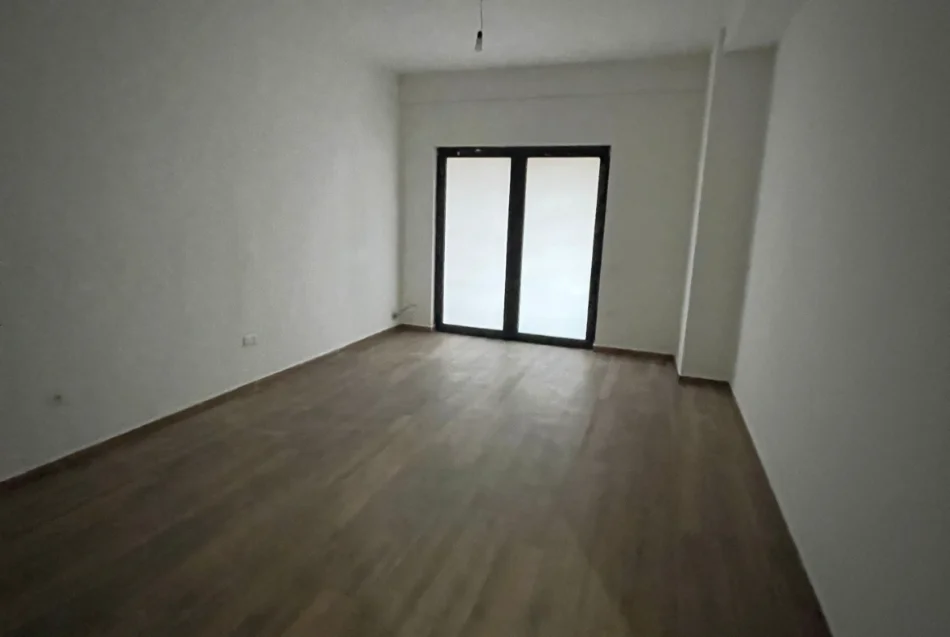 Tirane, jepet me qera zyre Kati 2, 118 m² 650 € (farmacia 10)