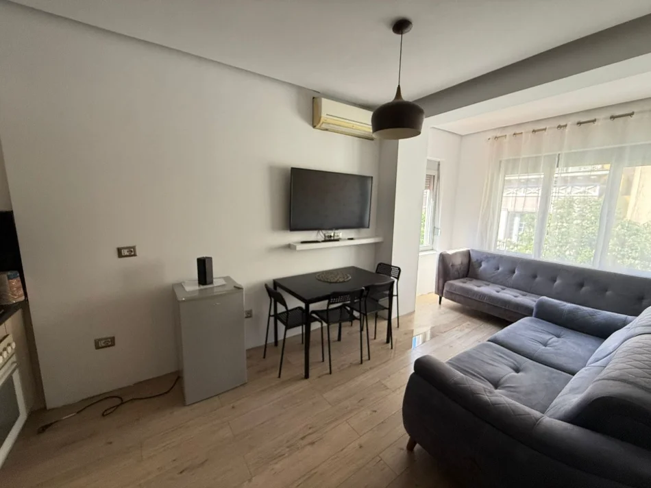 Tirane, jepet me qera garsonier 1+1 Kati 3, 64 m² 600 € (Rruga e Barrikadave)