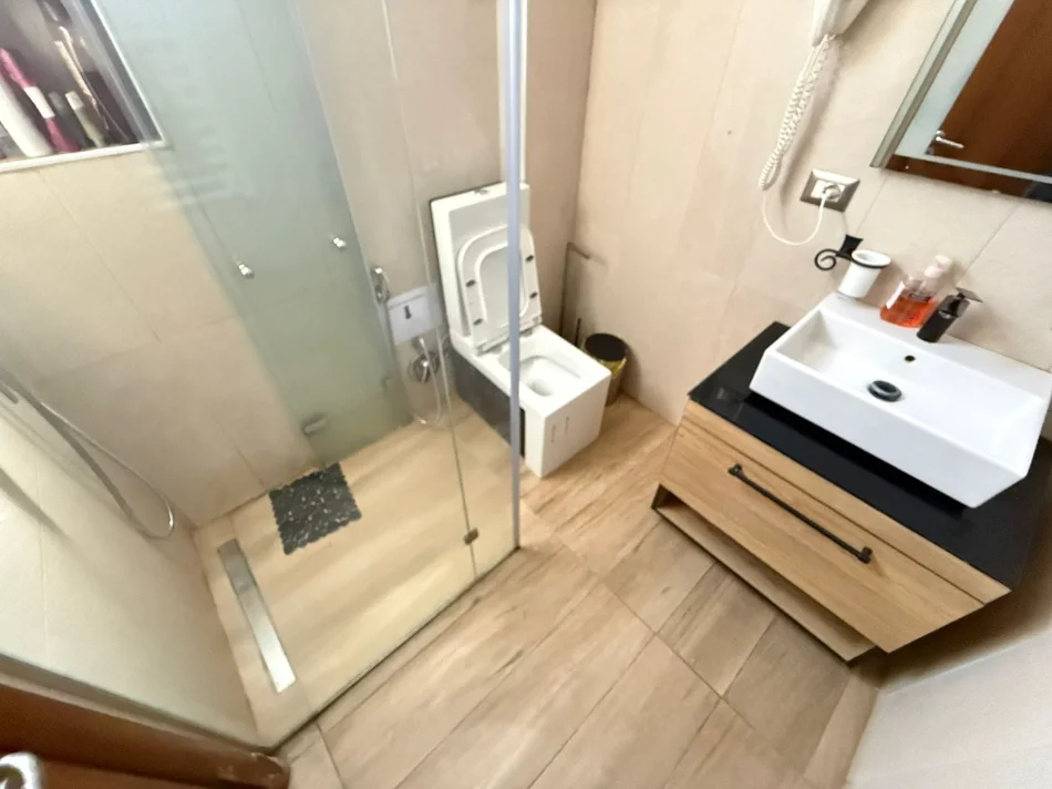 Tirane, jepet me qera garsonier 1+1 Kati 3, 64 m² 600 € (Rruga e Barrikadave)