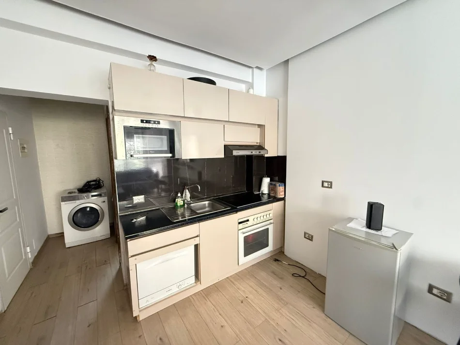 Tirane, jepet me qera garsonier 1+1 Kati 3, 64 m² 600 € (Rruga e Barrikadave)