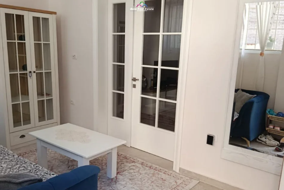 Tirane, jepet me qera apartament 2+1 Kati 1, 75 m² 620 € (vasil shanto)