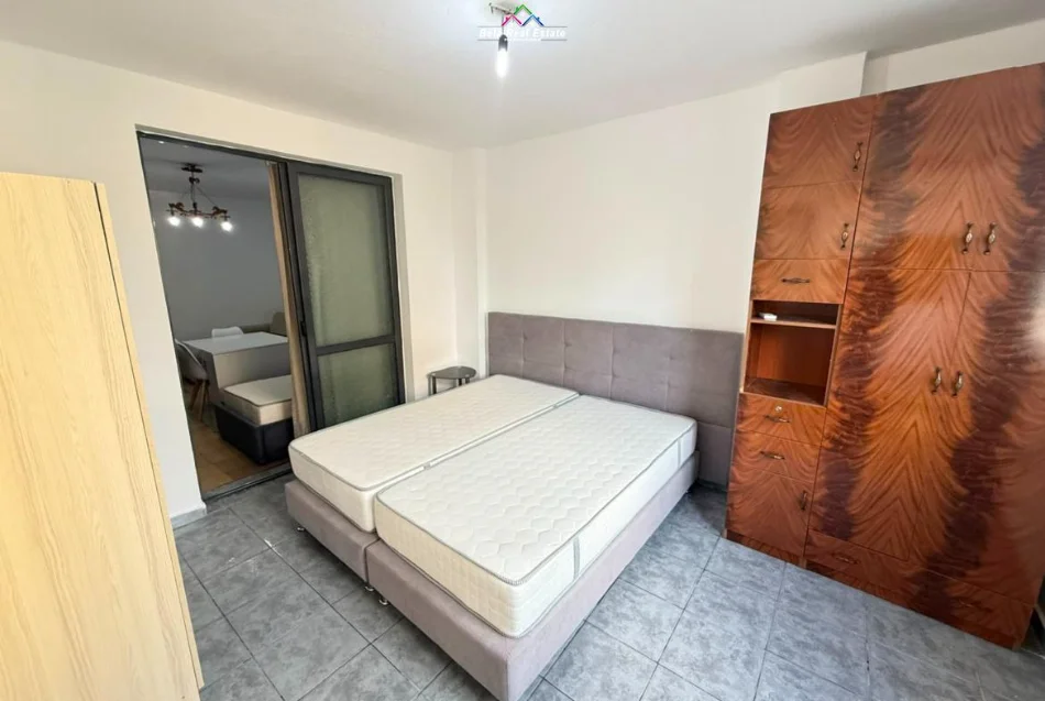 Tirane, jepet me qera apartament 1+1 Kati 5, 60 m² 400 € (Bulevardi Bajram Curri)