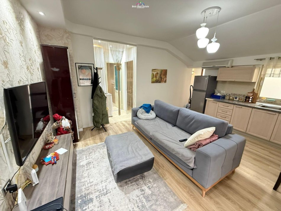 Tirane, jepet me qera Vile 1+1 Kati 3, 60 m² 600 € (komuna e parisit)