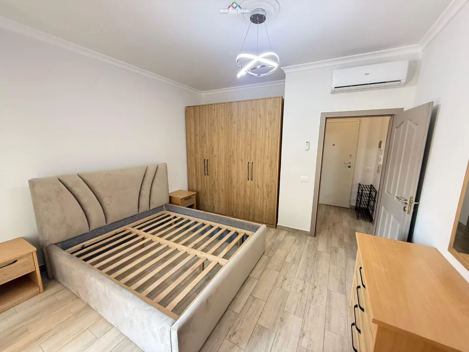 Tirane, jepet me qera apartament 1+1+Aneks Kati 1, 65 m² 580 € (rruga e dibres)