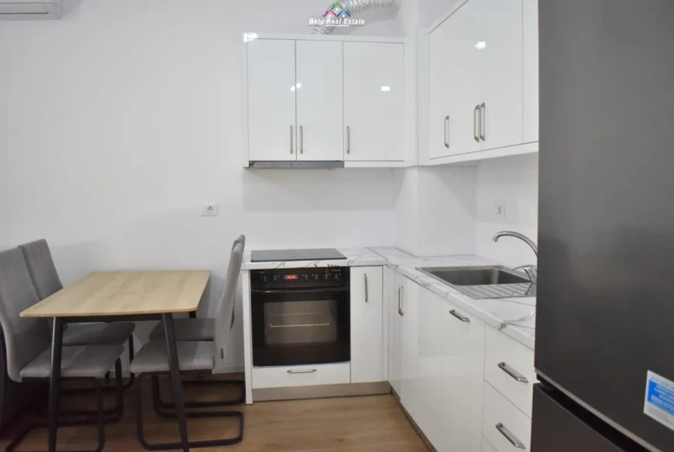 Tirane, jepet me qera apartament 1+1+Ballkon Kati 5, 60 m² 475 € (ali demi)