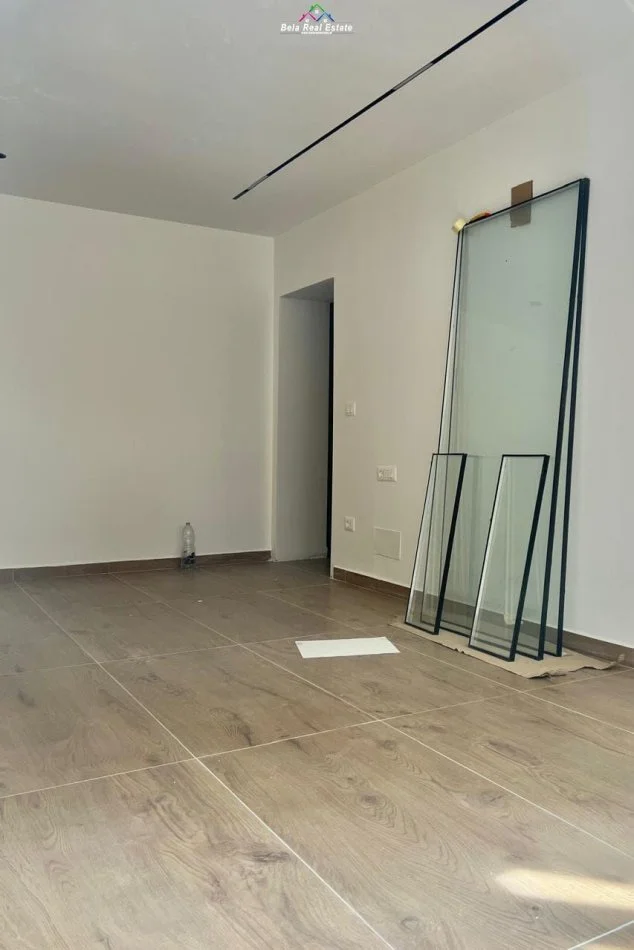 Tirane, jepet me qera zyre Kati 1, 50 m² 500 € (Shkolla Kongresi i Lushnjes)