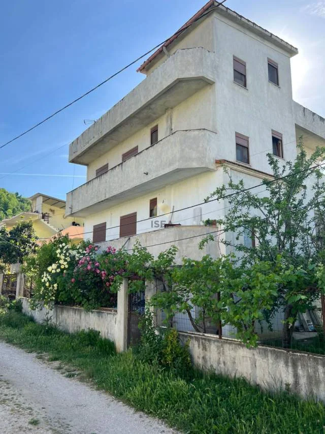 Tirane, shitet Vile 3 Katshe 350 m² 170.000 Euro (Katund I Ri, Yrshek)