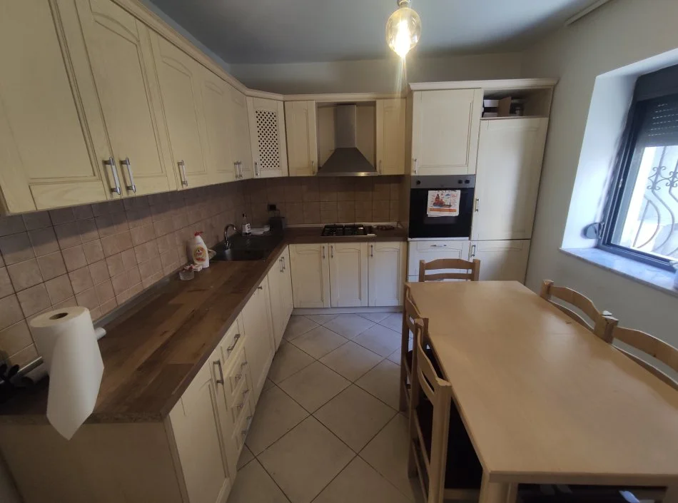 Tirane, jepet me qera apartament 2+1+Ballkon Kati 1, 78 m² 400 € (brryli)