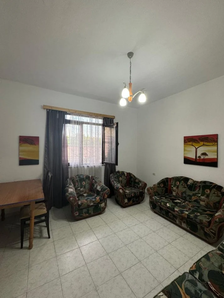 Tirane, jepet me qera Vile 1+1 Kati 1, 80 m² 330 € (Rruga Ali Pasha Tepelena)