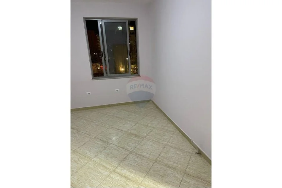 Tirane, jepet me qera apartament 2+1 Kati 2, 103 m² 650 € (Rruga e kavajes)