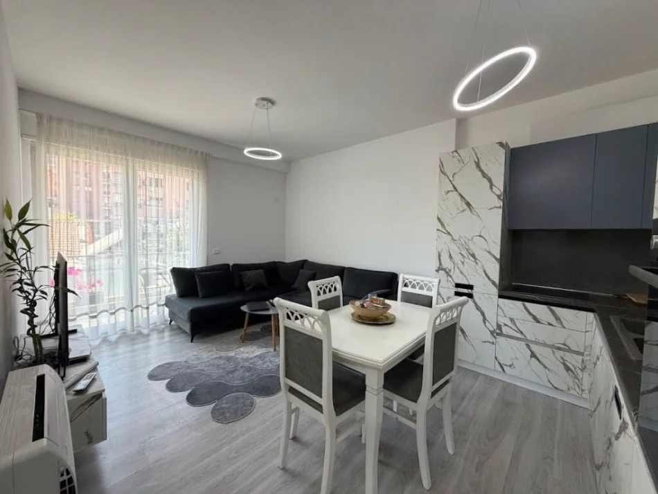 Tirane, jepet me qera apartament 1+1+Ballkon Kati 2, 65 m² 800 € (Qender)