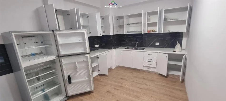 Tirane, jepet me qera zyre Kati 4, 117 m² 1.400 € (Bllok, Rruga Perlat Rexhepi)